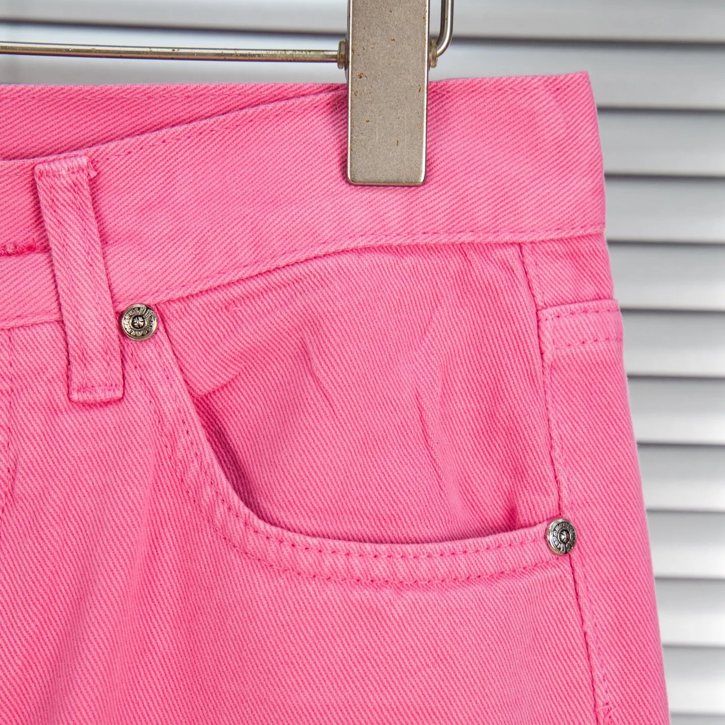 P250 CHROME HEARTS 25ss amine light pink cross patch leather washed jeans - Full of exploring the ultimate in fashion, Chrome Hearts' new Chrome Hearts pants not only present a unique style, the fresh ice blue color looks particularly youthful and energetic. The mid-high waist design is paired with a lazy and casual style, which not only shows long legs but also maintains a casual feel. It is a must-have fashion choice for trendy men and trendy women. Style number: 1778# Color: Dopamine powder Size: 28 30 32 34